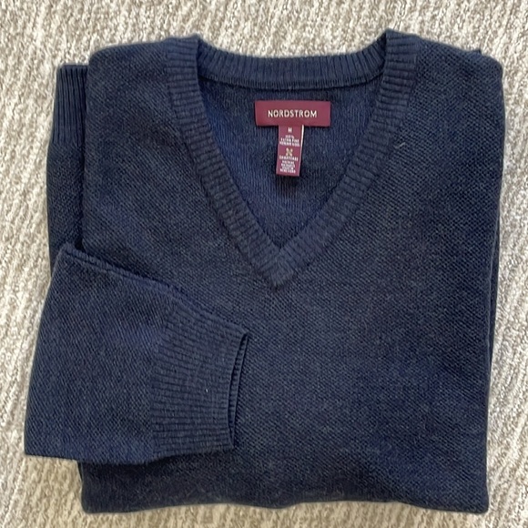 Nordstrom 100% Extra Fine Merino Wool Sweater Mens Size M Solid Classic V-Neck - Picture 10 of 10